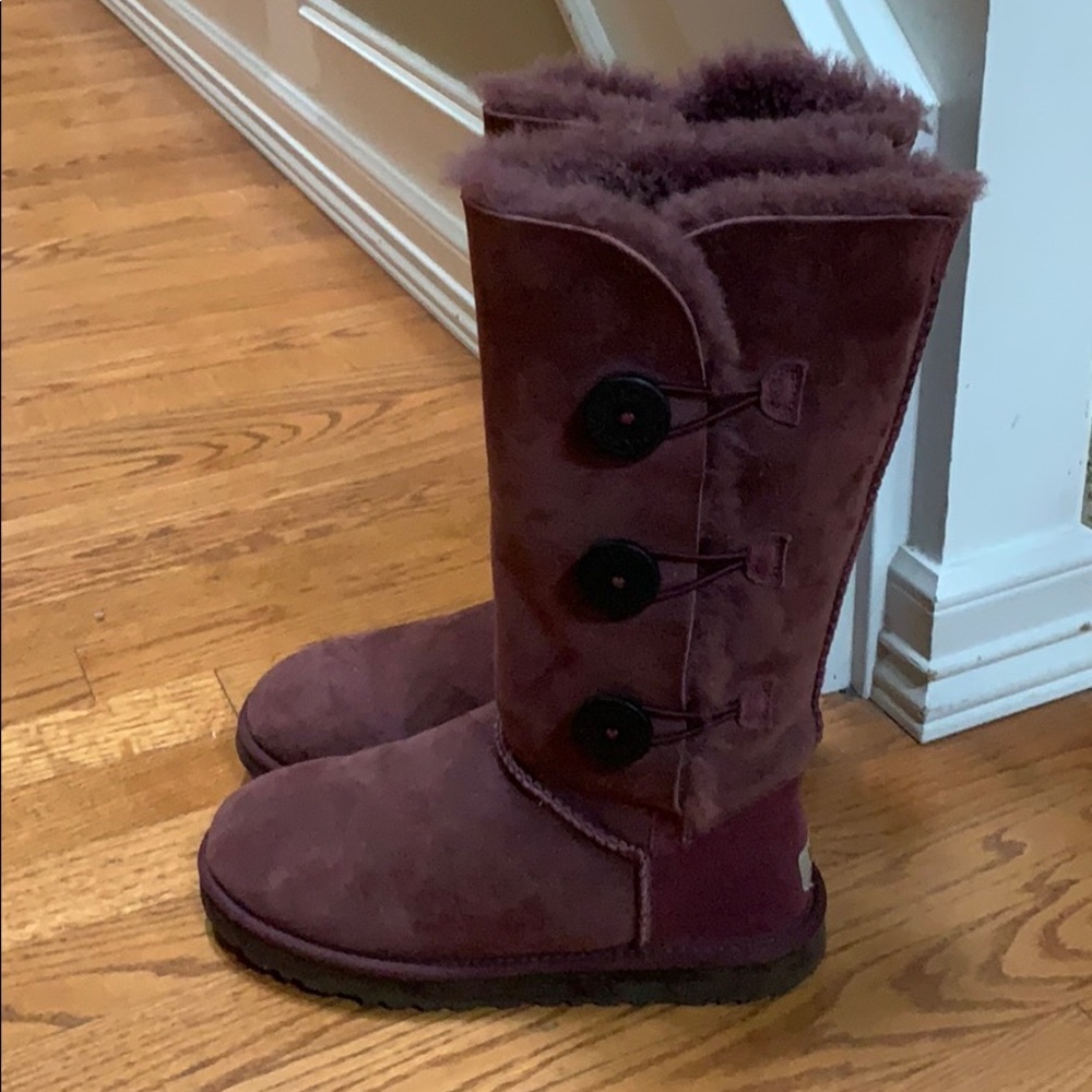 Ugg Size 7 - image 1
